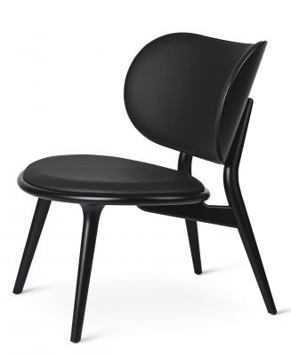 Schwarzer The Lounge Chair Stuhl von Mater mit geschwungener Rückenlehne und Sitzfläche aus Leder auf weißem Hintergrund.